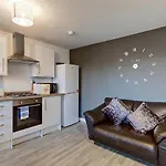 Air Host And Stay - Young House One Apartment - 2 Bedroom Sleeps 5